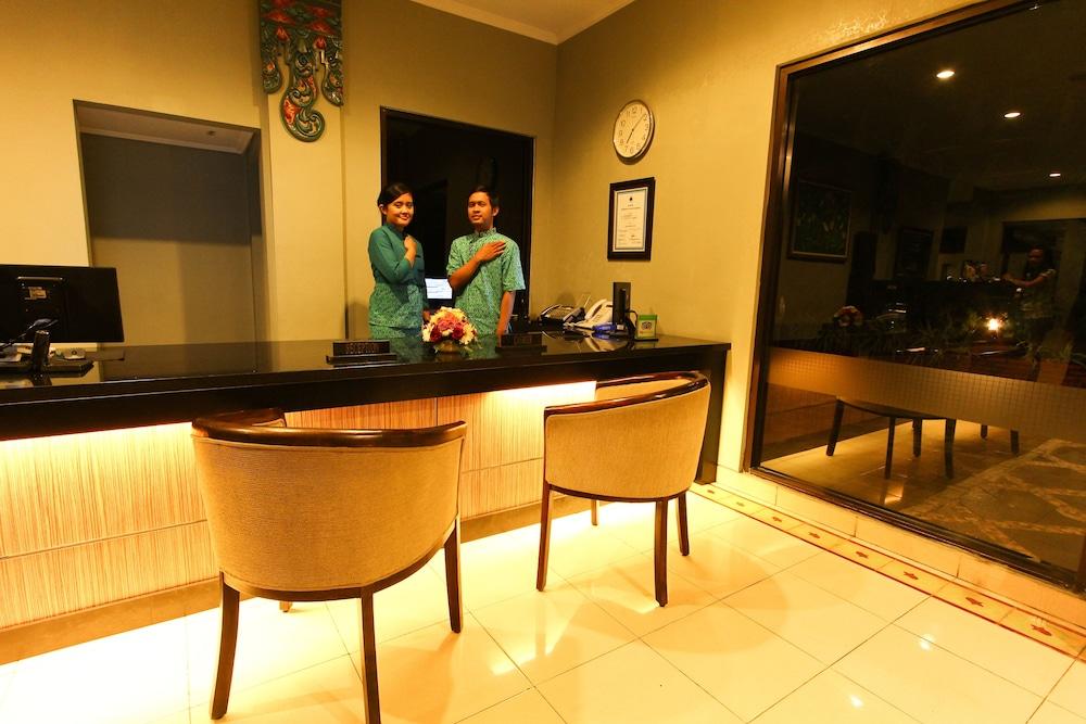 Cakra Kusuma Hotel Kejayan Exterior photo
