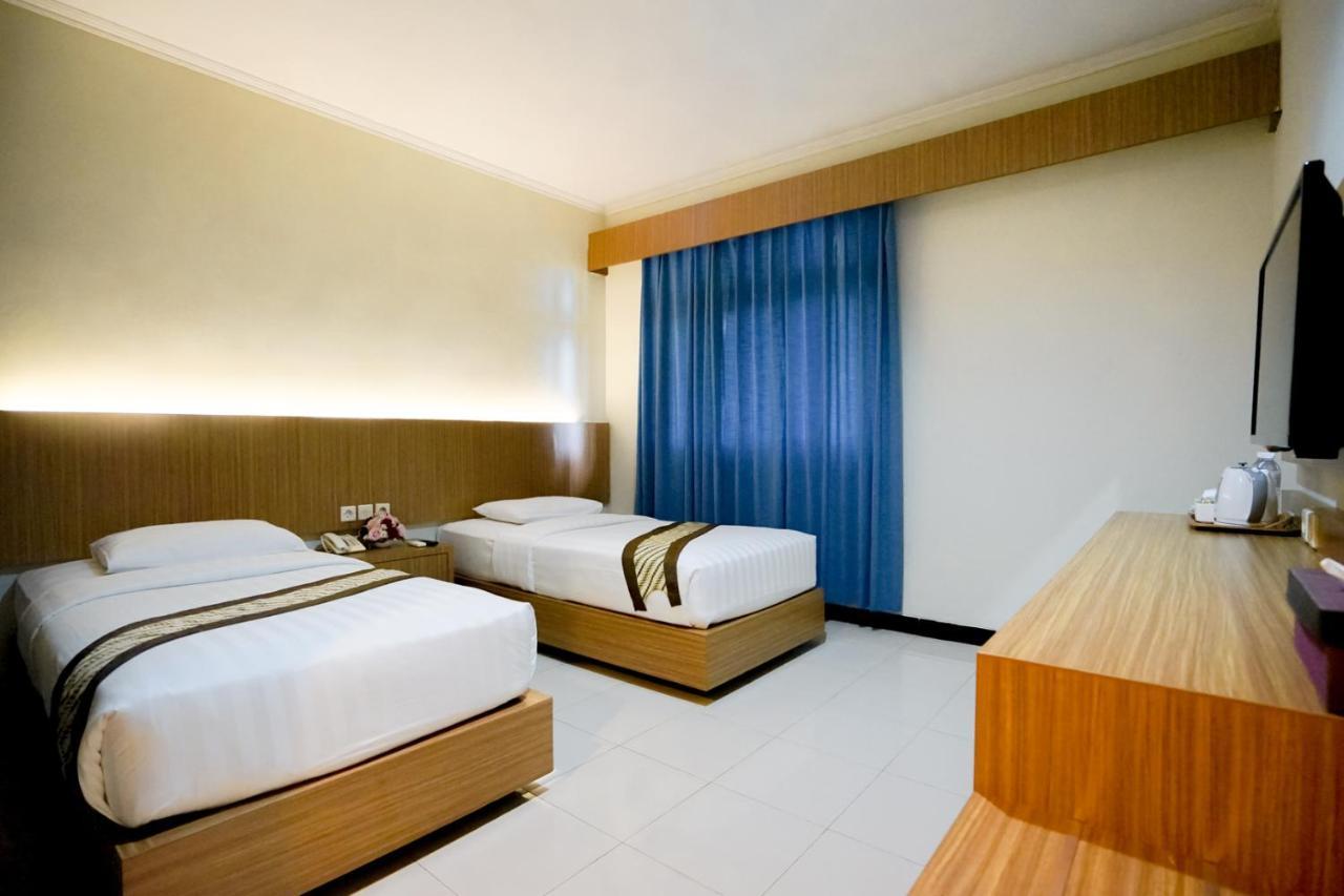 Cakra Kusuma Hotel Kejayan Exterior photo