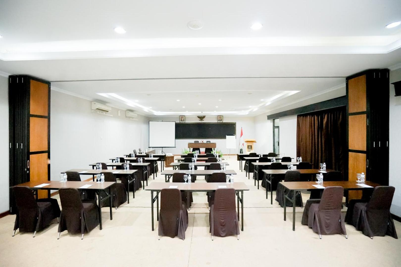 Cakra Kusuma Hotel Kejayan Exterior photo