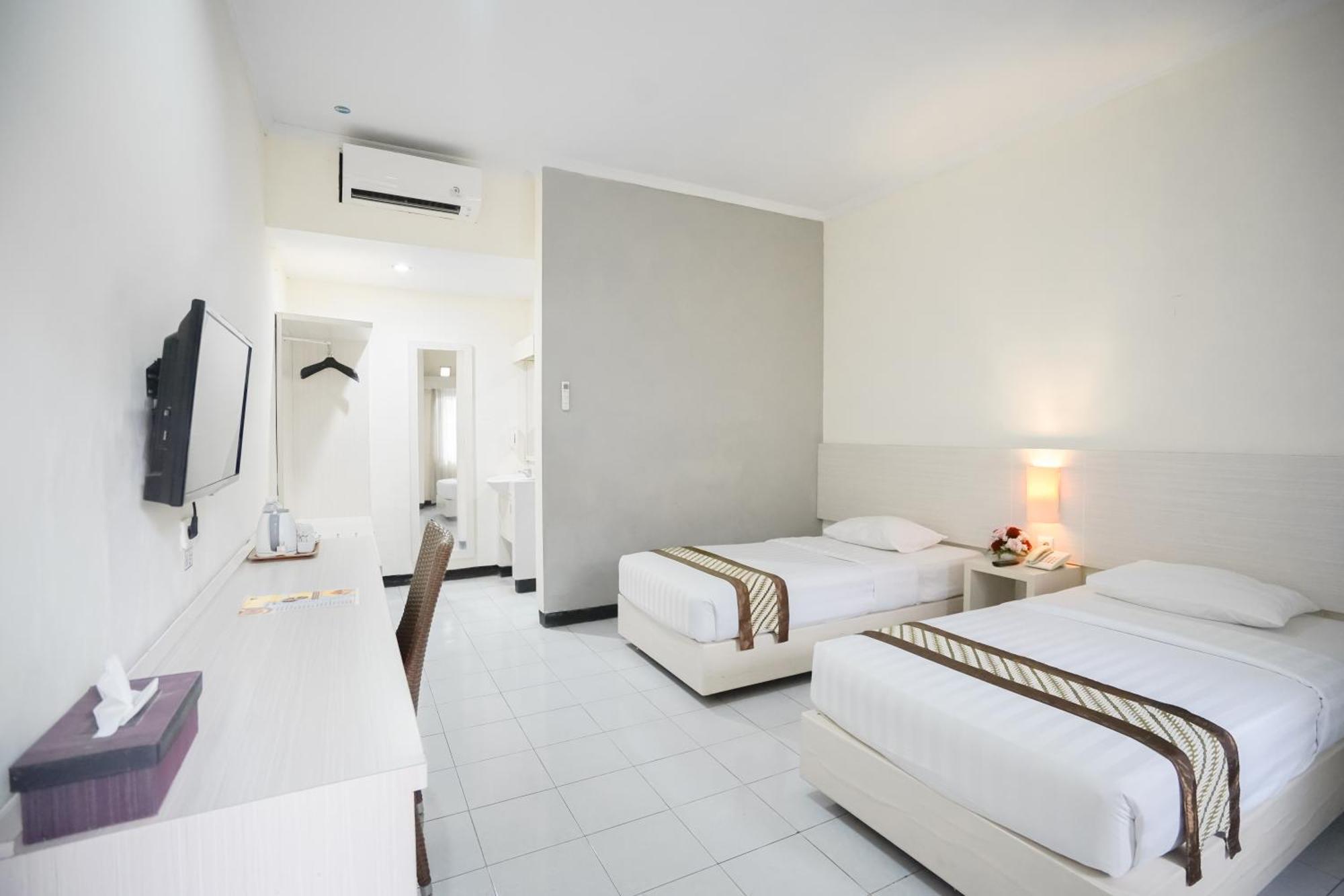 Cakra Kusuma Hotel Kejayan Exterior photo