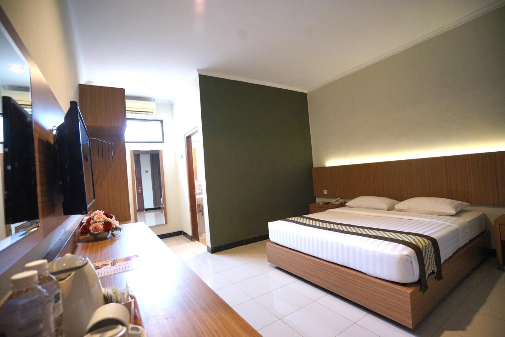 Cakra Kusuma Hotel Kejayan Exterior photo