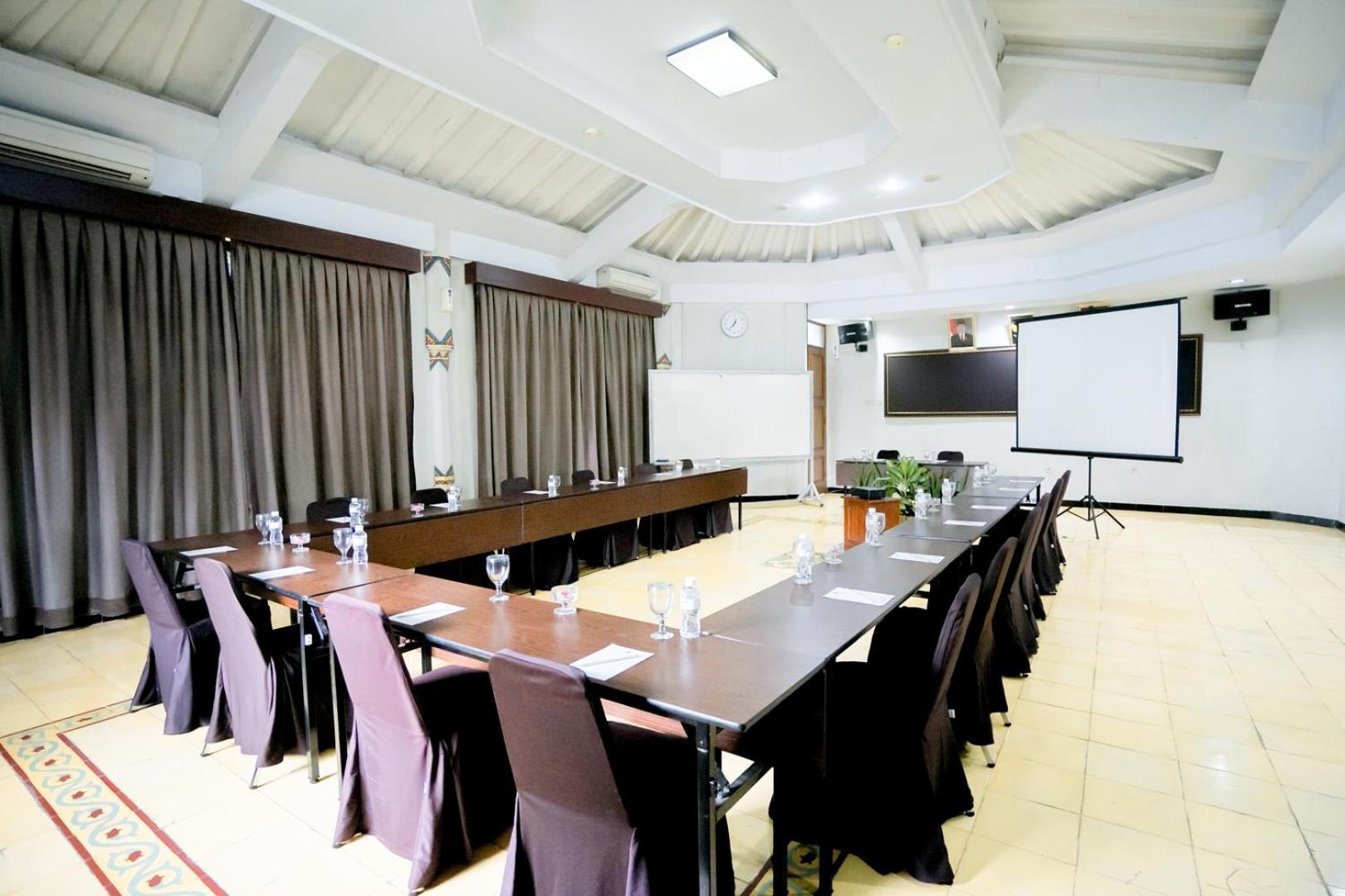 Cakra Kusuma Hotel Kejayan Exterior photo