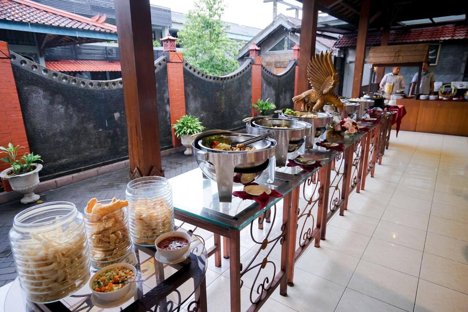 Cakra Kusuma Hotel Kejayan Exterior photo