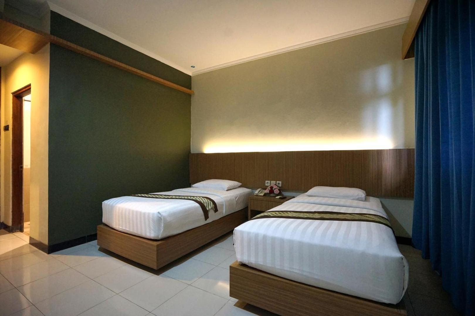 Cakra Kusuma Hotel Kejayan Exterior photo