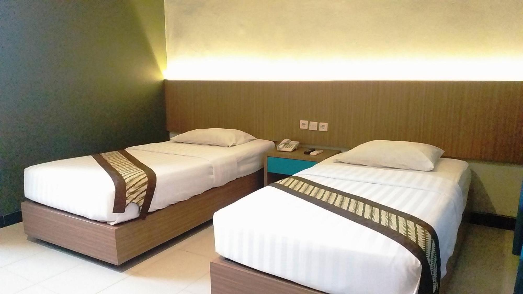 Cakra Kusuma Hotel Kejayan Exterior photo