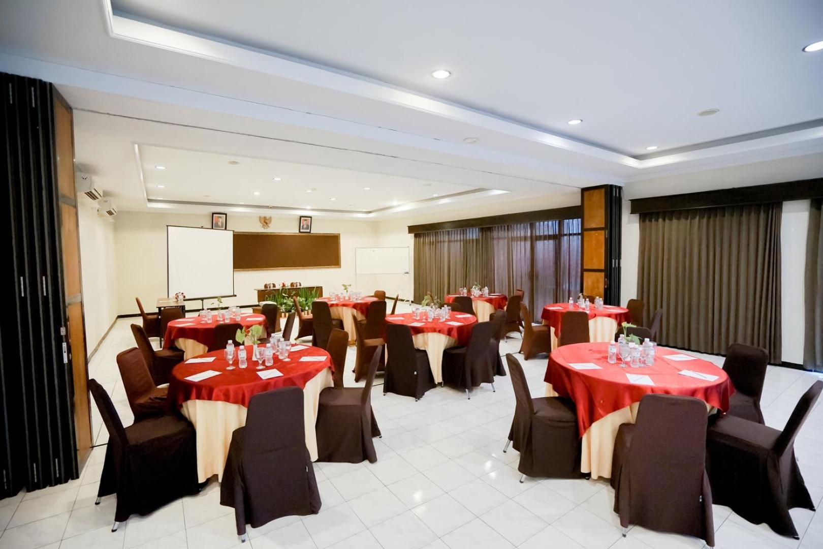 Cakra Kusuma Hotel Kejayan Exterior photo