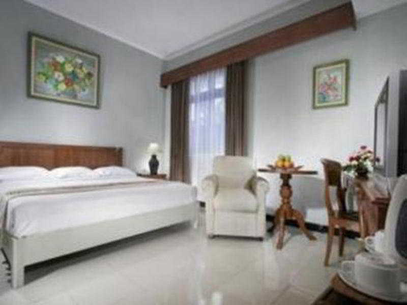 Cakra Kusuma Hotel Yogyakarta Exterior photo