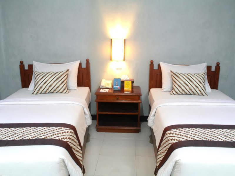 Cakra Kusuma Hotel Kejayan Exterior photo