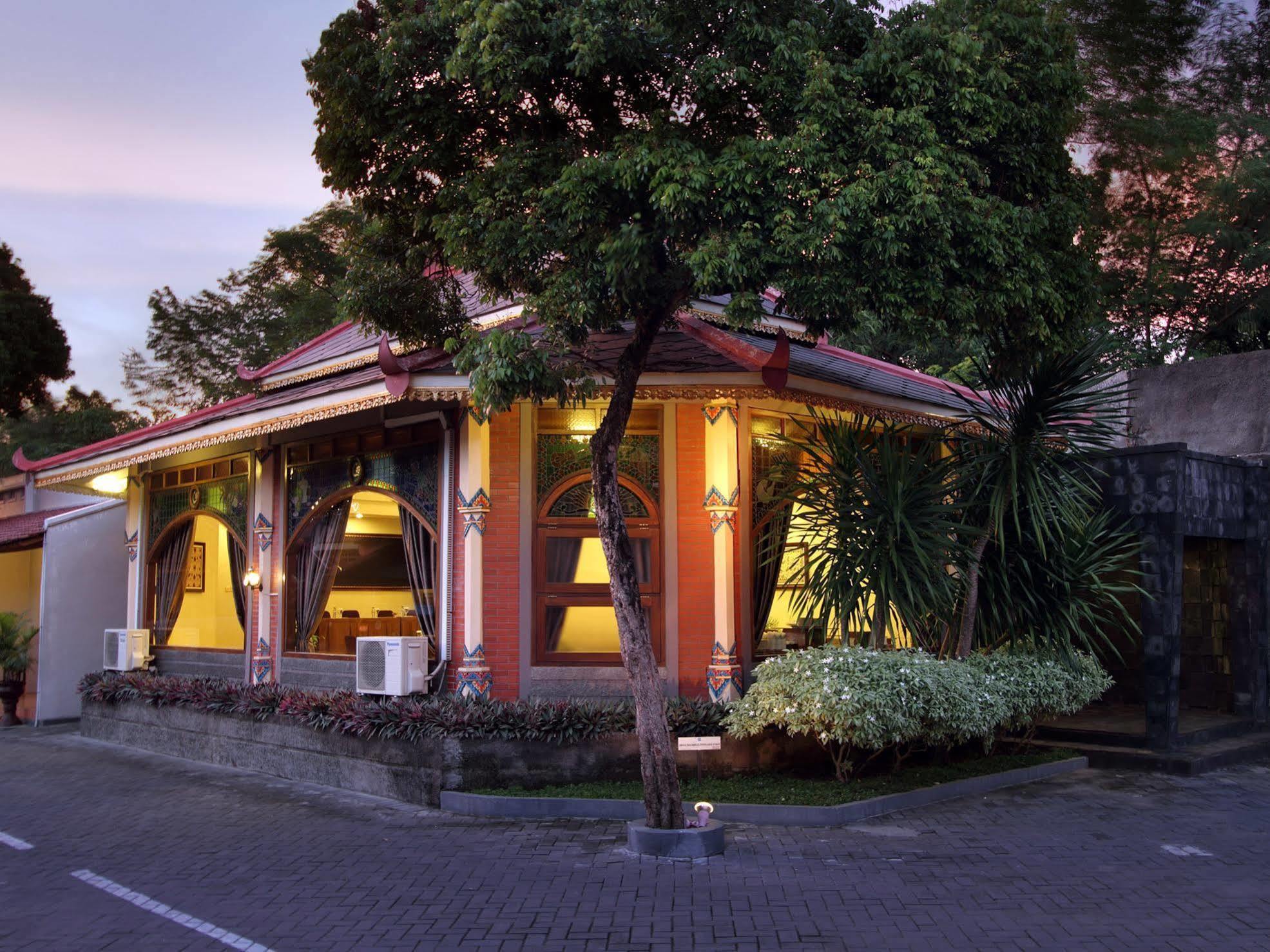 Cakra Kusuma Hotel Kejayan Exterior photo