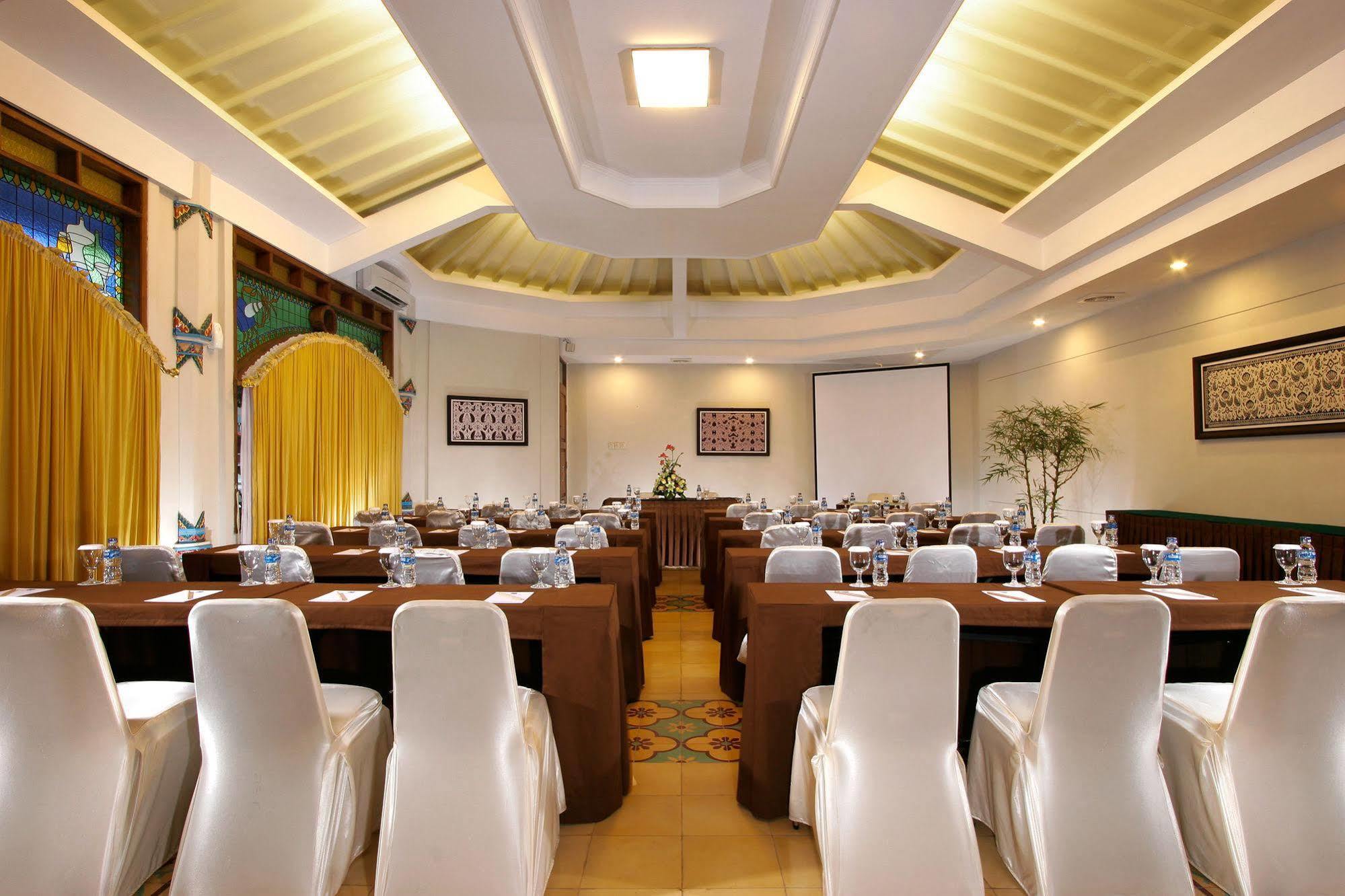Cakra Kusuma Hotel Kejayan Exterior photo