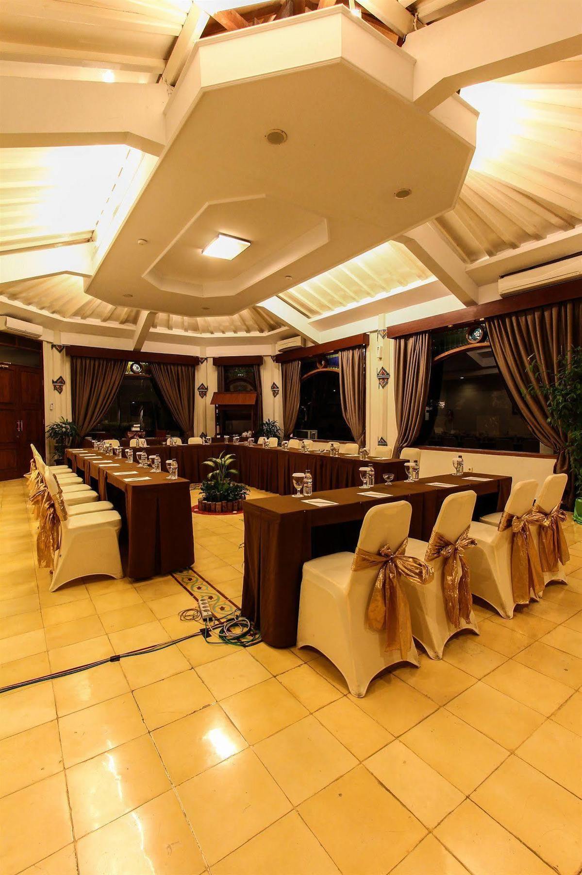 Cakra Kusuma Hotel Kejayan Exterior photo